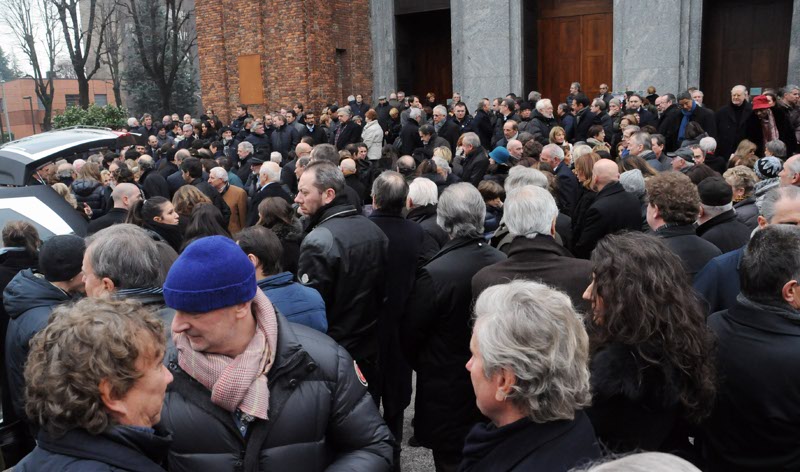 Folla ai funerali di Busnelli