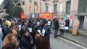 Il presidio dei lavoratori della Carrier di Villasanta davanti alla Provincia di Monza