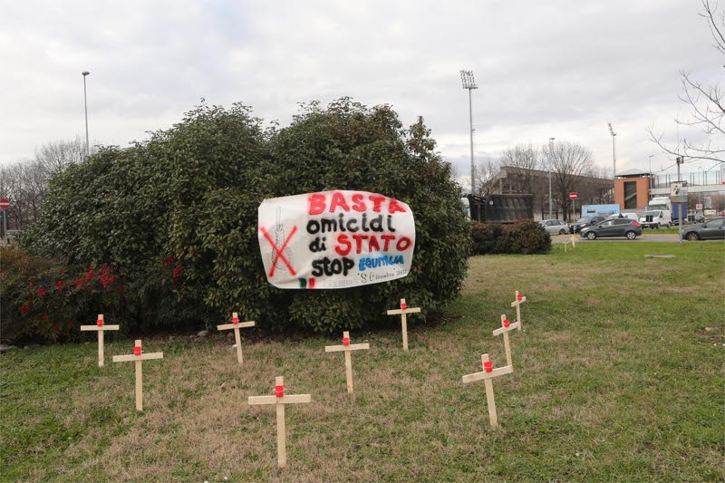 Monza, il presidio del Coordinamento 9 dicembre in viale Stucchi