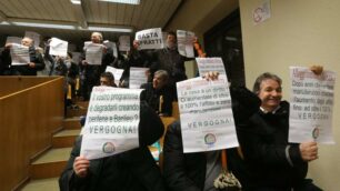 Monza, la protesta in consiglio comunale degli inquilini delle case popolari