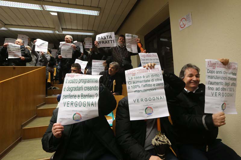 Monza, la protesta in consiglio comunale degli inquilini delle case popolari