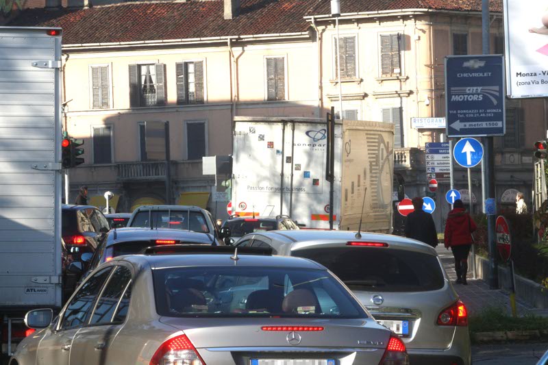 Monza, traffico in largo Mazzini