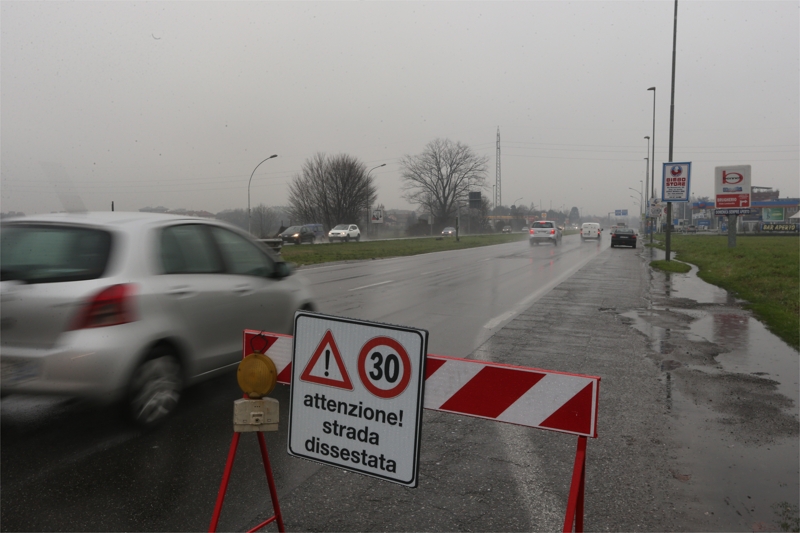 Monza, buche in viale delle Industrie