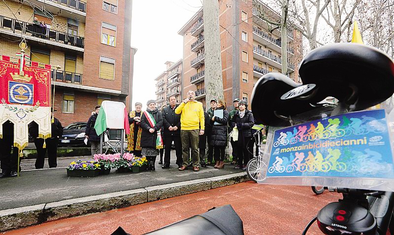 Monza, l’inaugurazione della pista ciclabile di via Monte Santo  dedicata alla maestra Daniela Villa