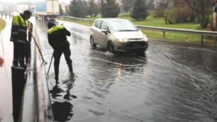 L’allagamento del  sottopasso di  via Battisti,  i volontari della Protezione civile in azione.