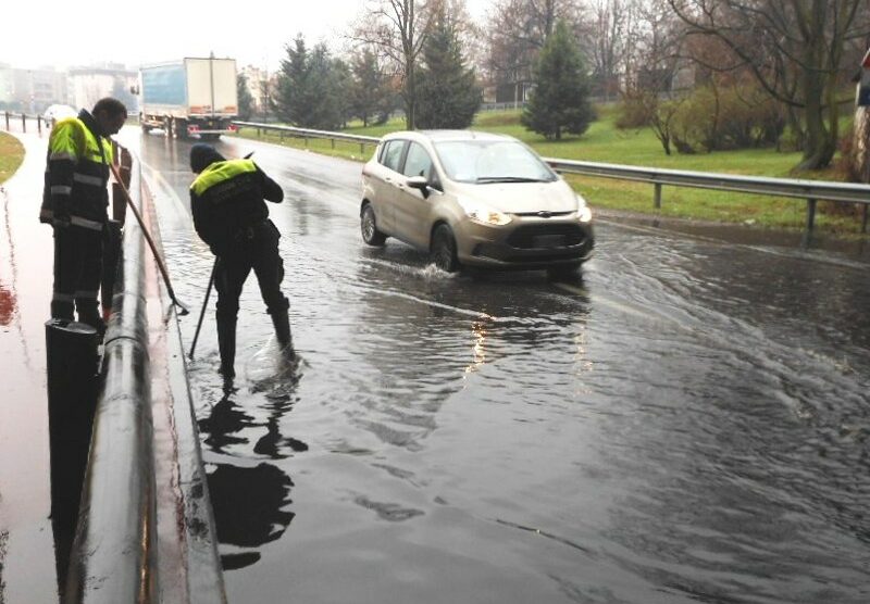 L’allagamento del  sottopasso di  via Battisti,  i volontari della Protezione civile in azione.