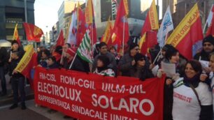 Una manifestazione dei lavoratori Electrolux di Solaro