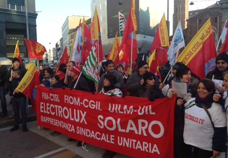 Una manifestazione dei lavoratori Electrolux di Solaro
