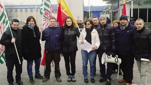Alcuni dipendenti dell’Electrolux di Solaro durante la manifestazione di martedì 28 gennaio