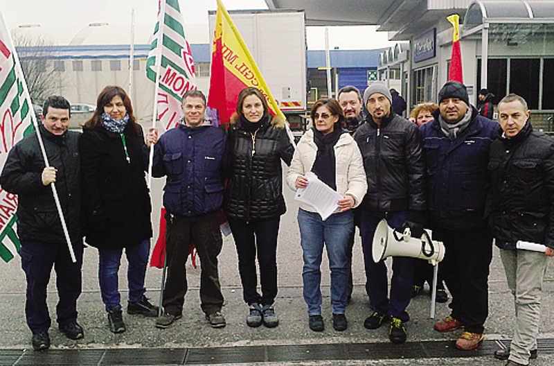 Alcuni dipendenti dell’Electrolux di Solaro durante la manifestazione di martedì 28 gennaio
