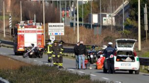 L’intervento dei soccorritori sul vecchio tracciato della statale 36