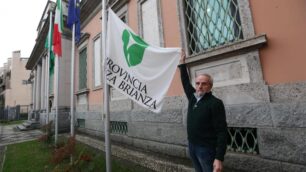 Monza, la bandiera della Provincia della Brianza issata davanti alla sede di via Grossi