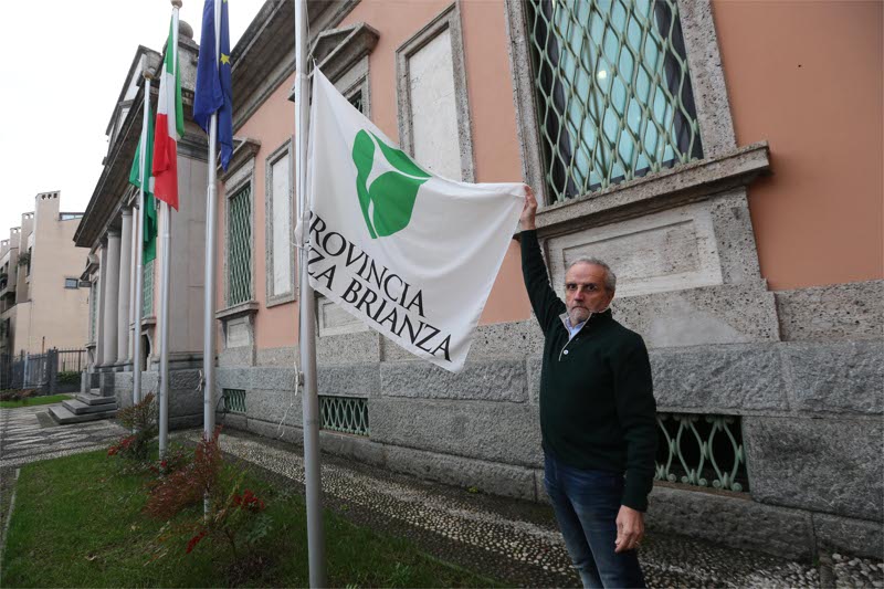 Monza, la bandiera della Provincia della Brianza issata davanti alla sede di via Grossi