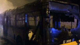 Il bus andato a fuoco