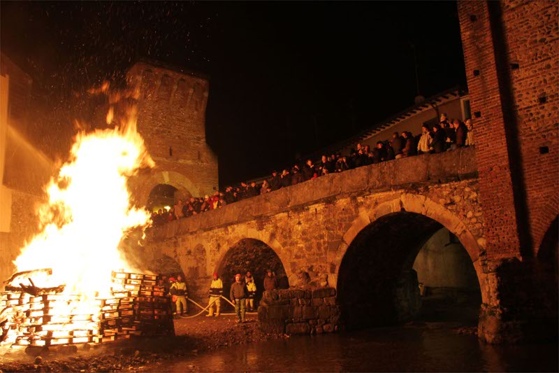 Vimercate, il falò di Sant’Antonio