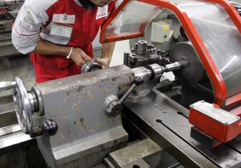 Al lavoro in una officina meccanica brianzola