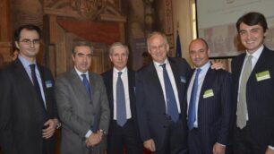 Alberto Dossi con il vice presidente del Senato, Maurizio Gasparri, e i vice presidenti del Gruppo Sapio, Andrea Dossi e Maurizio Colombo, oltre a Massimo Manelli e Francesco Ferri di Confindustria Monza