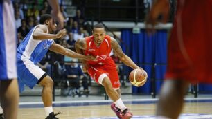 Basket, Curtis Jerrels dell’Olimpia EA7 Milano in azione proprio a Desio (foto olimpiamilano.com)