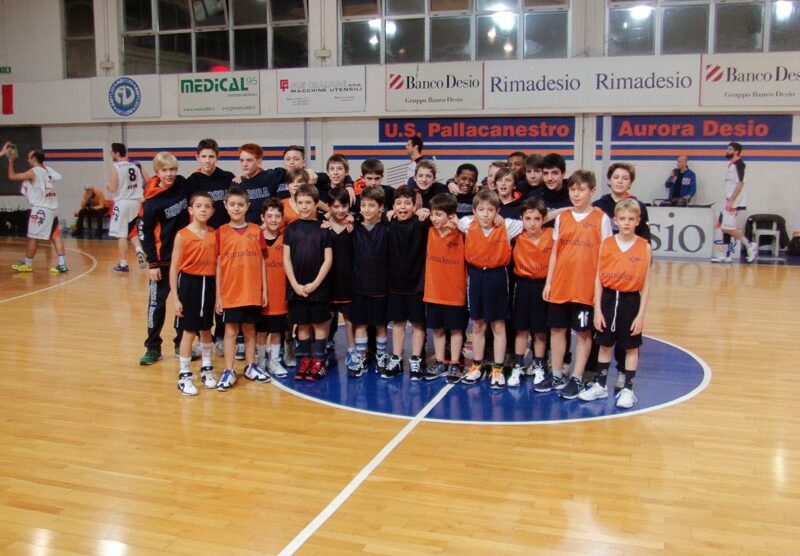 La presentazione dell’Under 13 d’Eccellenza e del Aquilotti nell’intervallo