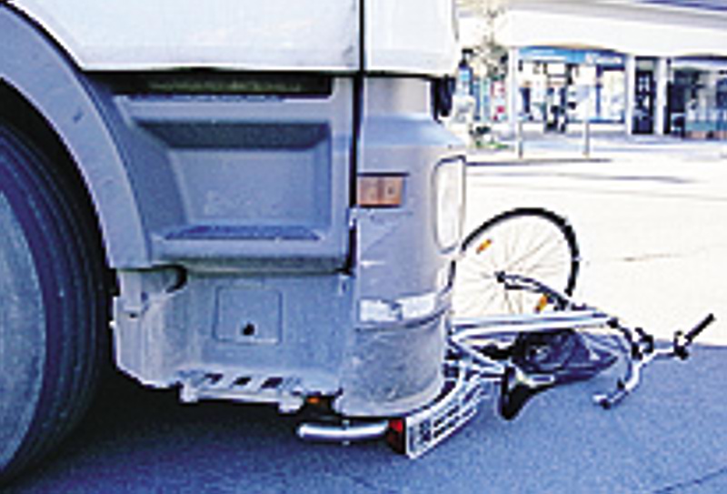 La bicicletta sotto il tir, miracolosamente illesa la giovane marocchina
