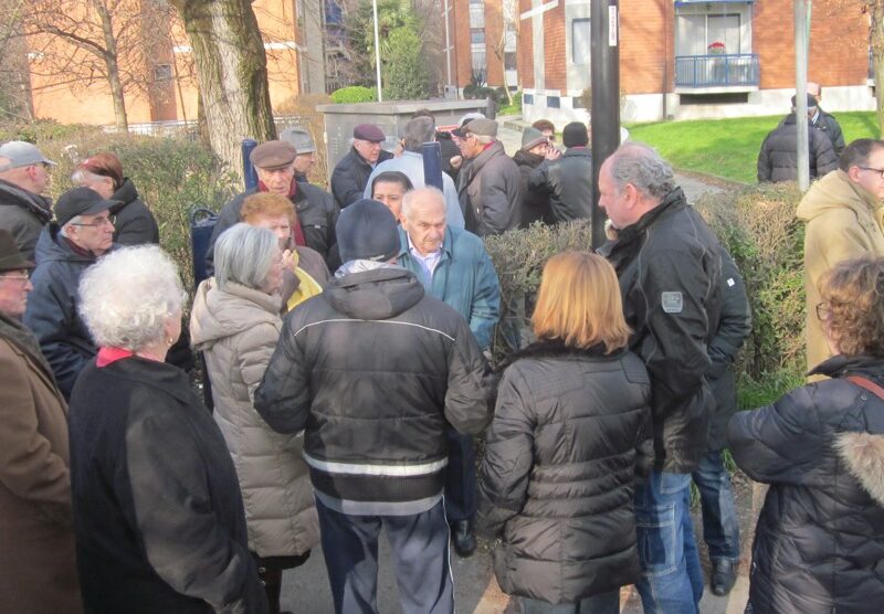 Alcuni residenti del condominio mentre impediscono il blocco dei contatori.