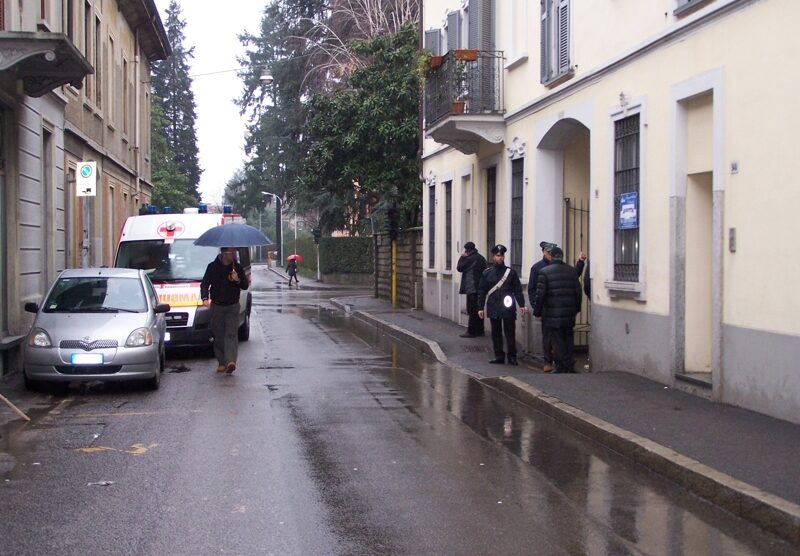 L’intervento del personale sanitario e carabinieri in via Carlini a Seregno