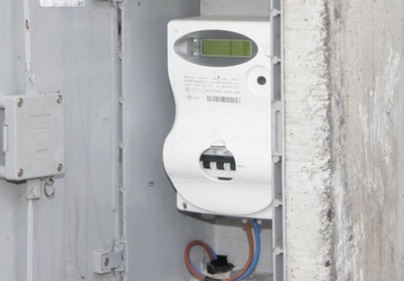 Un contatore dell'elettricità: a Concorezzo è stato arrestato un uomo che si era collegato al contatore del vicino