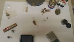 La droga e il materiale sequestrato a Seregno e Carate Brianza