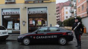 Monza, un’auto dei carabinieri davanti a una farmacia