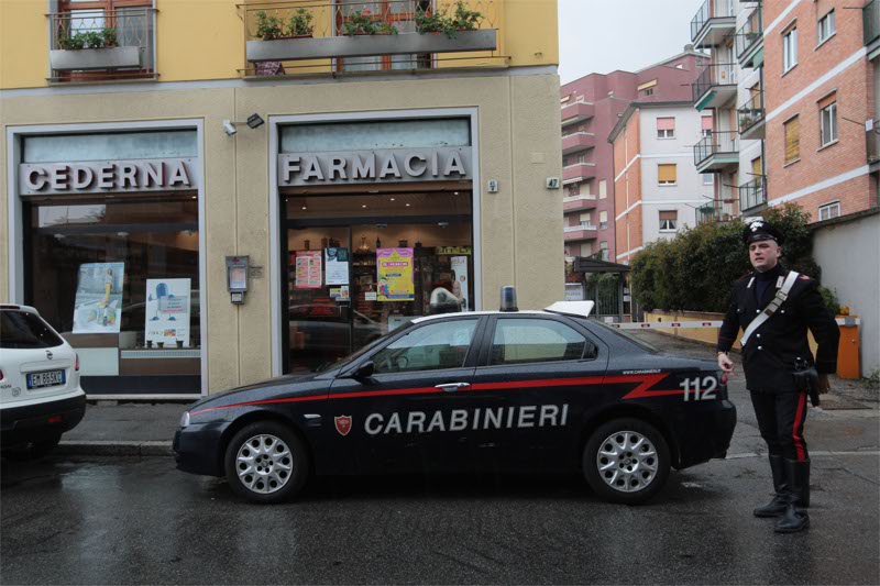 Monza, un’auto dei carabinieri davanti a una farmacia