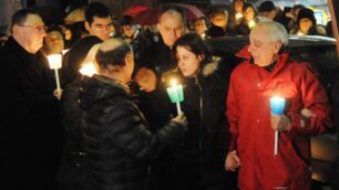 Un momento della fiaccolata di Giussano