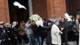 Giussano, il funerale di Thomas Graziano con il volo di colombe all’uscita della bara