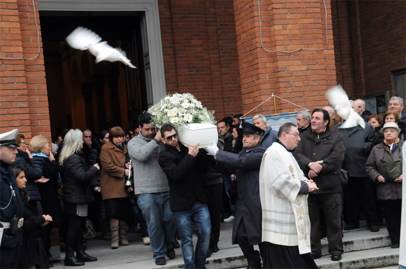Giussano, il funerale di Thomas Graziano con il volo di colombe all’uscita della bara