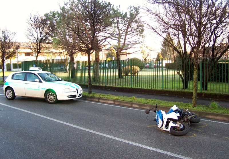 Seregno, lo scooter a terra in viale Nazioni unite