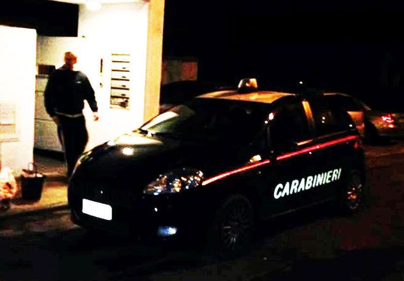 I carabinieri chiamati dai residenti dopo l’ennesimo furto in una casa