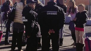 Lesmo, la sorveglianza dell’Associazione Carabinieri fuori dalla scuola media