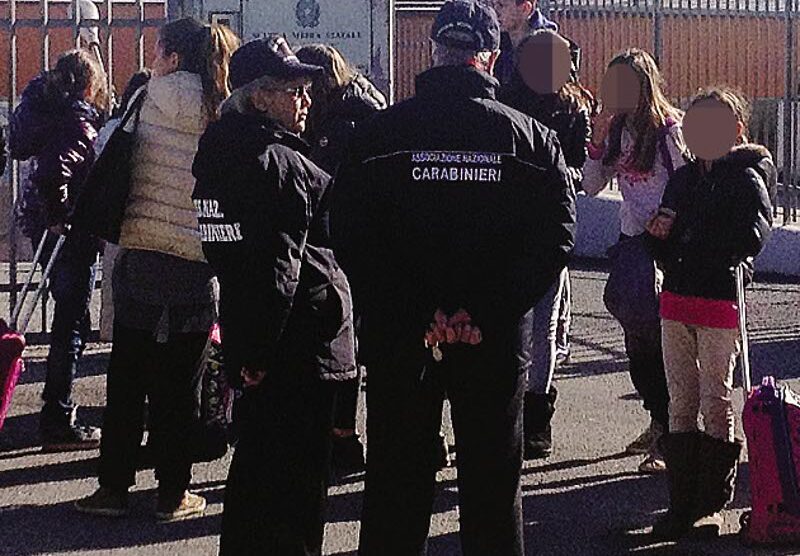Lesmo, la sorveglianza dell’Associazione Carabinieri fuori dalla scuola media