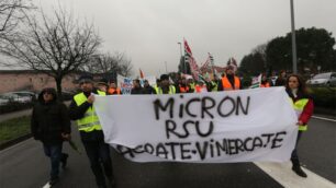 I lavoratori della Micron in corteo