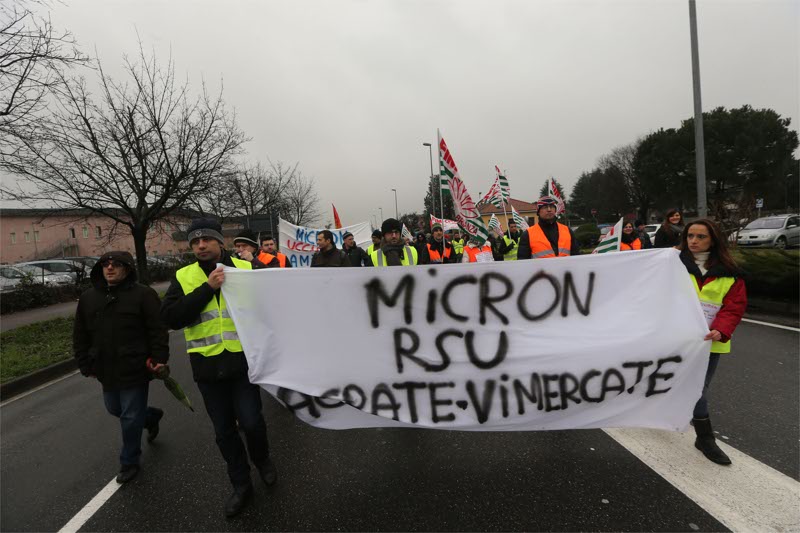 I lavoratori della Micron in corteo