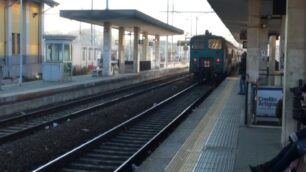Un treno in partenza dalla stazione di Monza