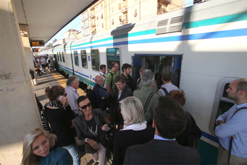 Un treno di pendolari alla stazione di Monza