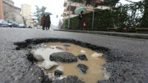 Monza, la buca in largo Esterle: è la “buca della settimana” per il Cittadino