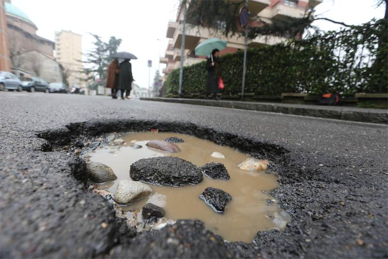 Monza, la buca in largo Esterle: è la “buca della settimana” per il Cittadino