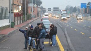 Monza, protesta in viale Lombardia contro la posa delle barriere antirumore