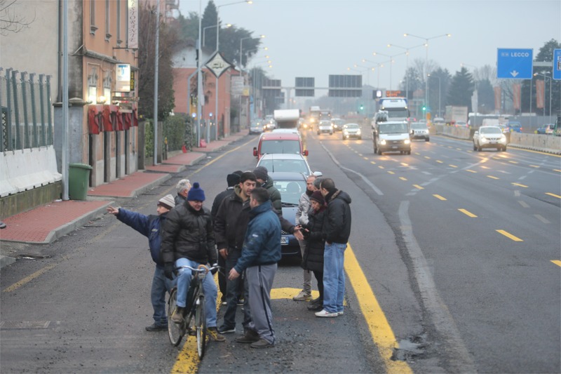 Monza, protesta in viale Lombardia contro la posa delle barriere antirumore