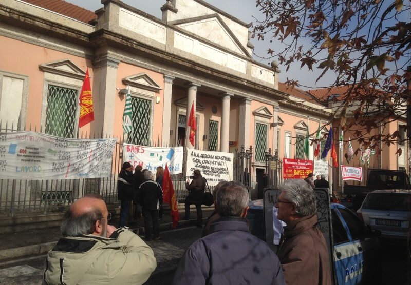 Il presidio di Bames e Sem davanti alla sede della Provincia di Monza