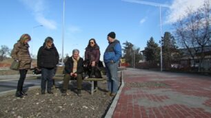 Monza, l'Operazione panchina dei comitati in viale Lombardia