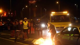 Monza, si dà fuoco per protesta in viale Lombardia: un’immagine del drammatico episodio