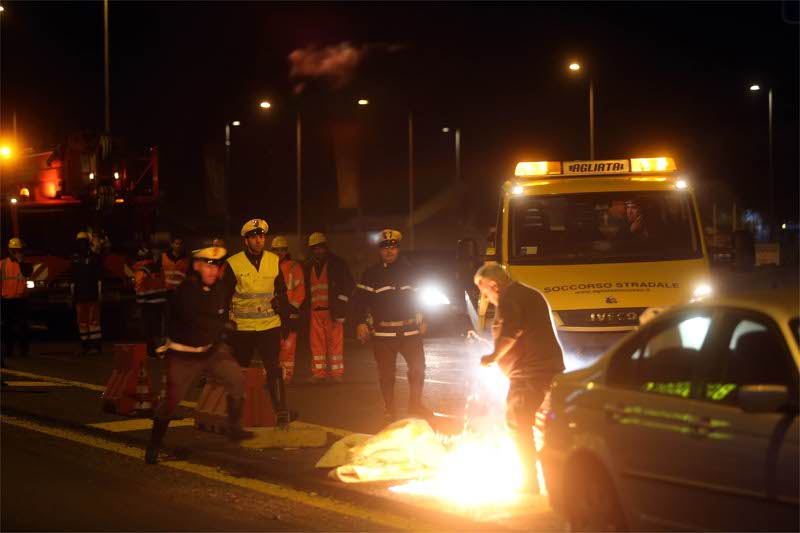 Monza, si dà fuoco per protesta in viale Lombardia: un’immagine del drammatico episodio