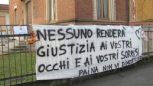 Giussano, uno striscione che ricorda i bambini uccisi dal papà